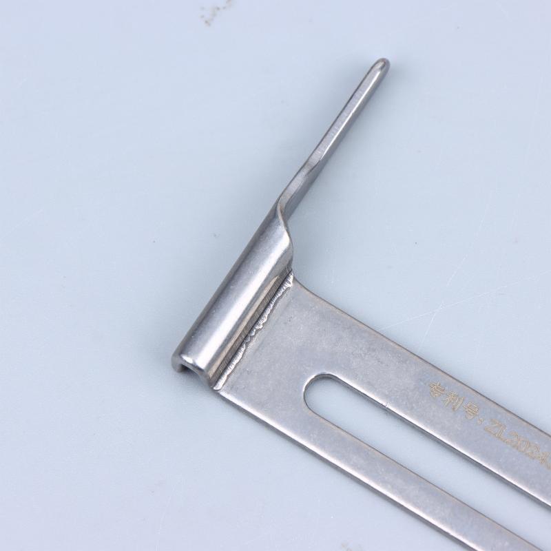 Industrial Sewing Machine Zigzag Foot Three Needle Five Thread Adjustable Edge Guide Designed for Heavy Duty Garment Production