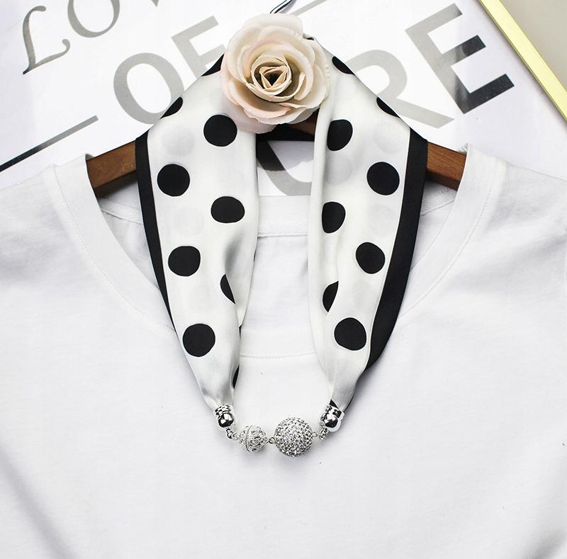 Women' printed scarf with magnetic fastening