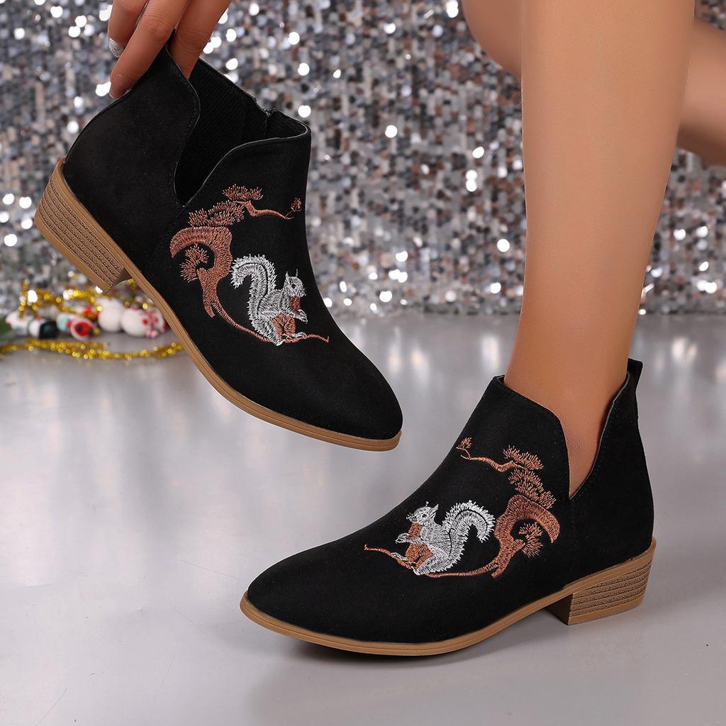 Large size Chelsea boots women's autumn and winter new pointed embroidered side zipper fashion women's boots