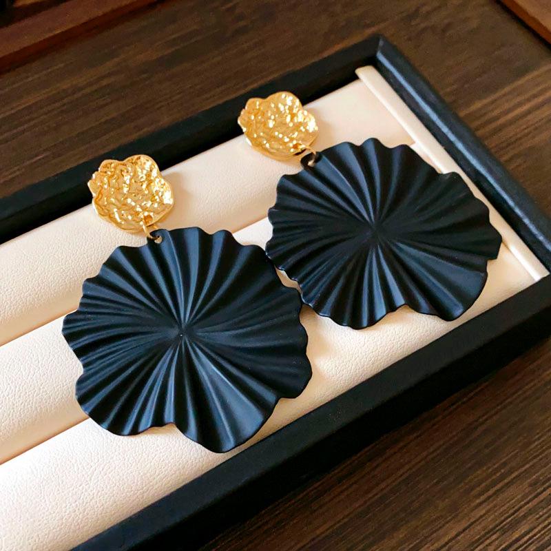 Kolczyki kwiaty wielowarstwowe czarne na srebrnych sztyftach - Eleganckie, wysokiej klasy kolczyki sztyfty o wszechstronnym designie.