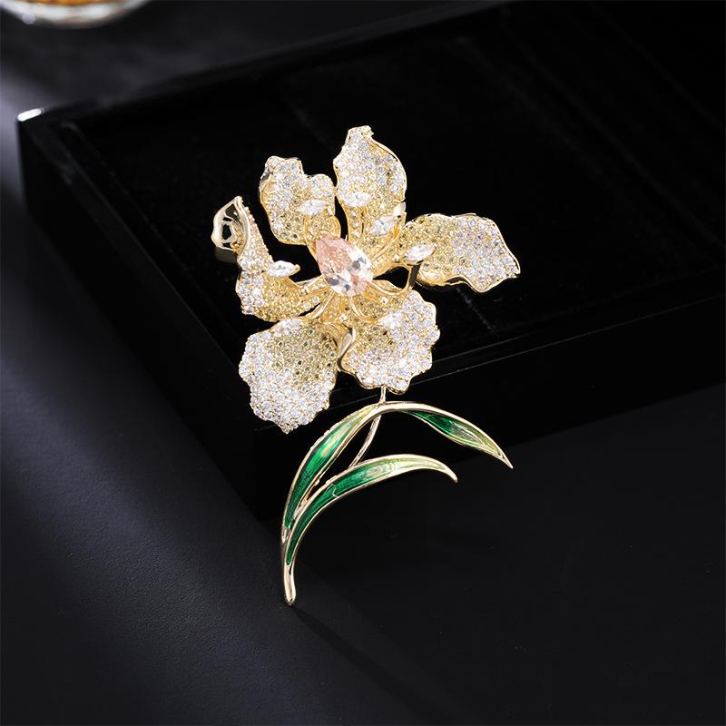 

Женская брошь в элегантном дизайне «легкая роскошь» с градиентным цветочным мотивом, модная и универсальная, нишевый дизайн, повседневный аксессуар