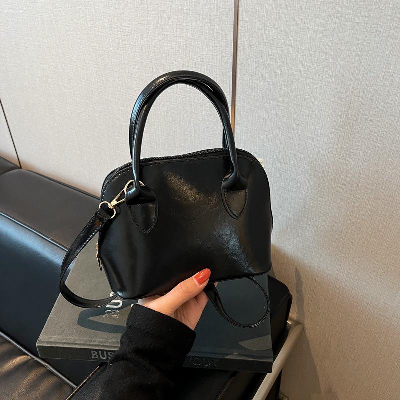 

Korean niche fashionable portable shell bag women s 2025 spring new foreign-style high-end texture shoulder messenger bag
