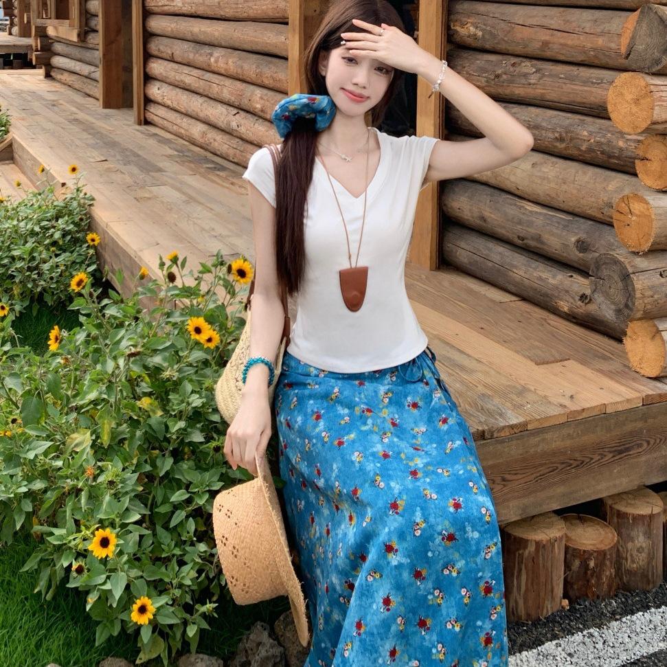 Fashion suit White V-neck short-sleeved T-shirt Women's summer new high-waisted and thin floral skirt two-piece set