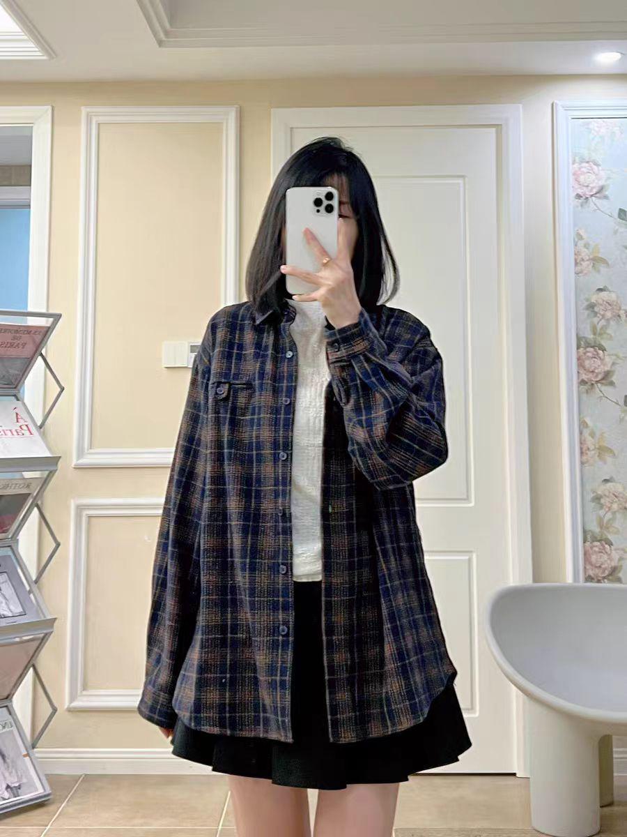 

Женская синяя клетчатая куртка-рубашка: Матовый, Свободный крой, Стройнящий, Универсальный, Длинный рукав - Идеально для осени. Medium