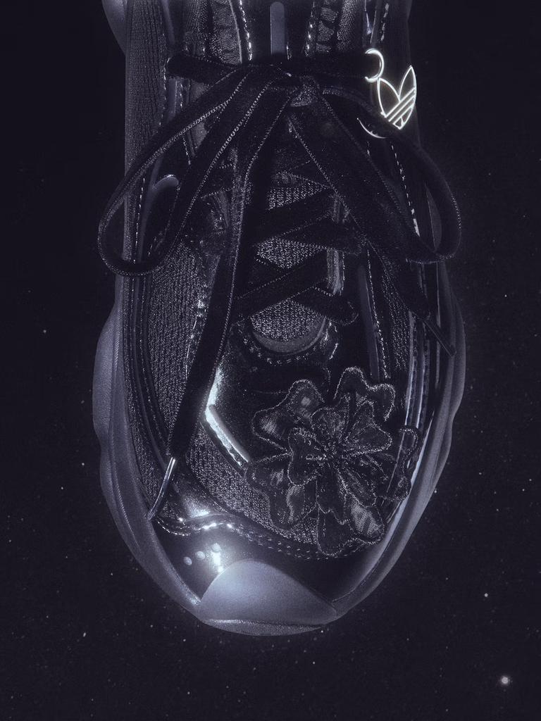 Adidas "Floating Butterfly Shoes" OZVENUZ W Vintage Sport Shoes for Women - Adidas Three-Leaf Design HQ2677