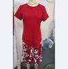 Lässiges Zweiteiler-Outfit für Damen im Frühling und Sommer, mit einem hellblauen Kurzarm-Rundhals-Oberteil mit blau-weißem Blattmuster
