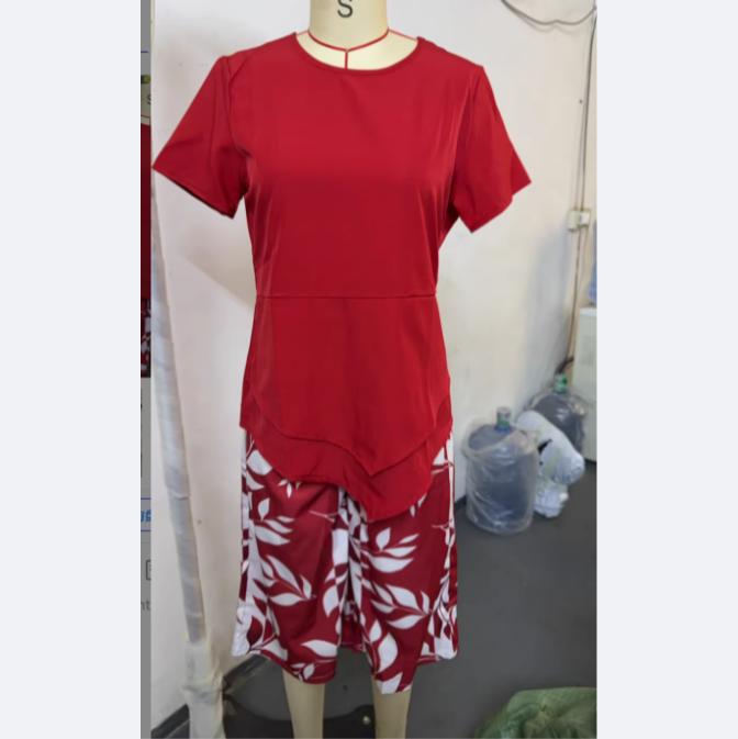 Lässiges Zweiteiler-Outfit für Damen im Frühling und Sommer, mit einem hellblauen Kurzarm-Rundhals-Oberteil mit blau-weißem Blattmuster