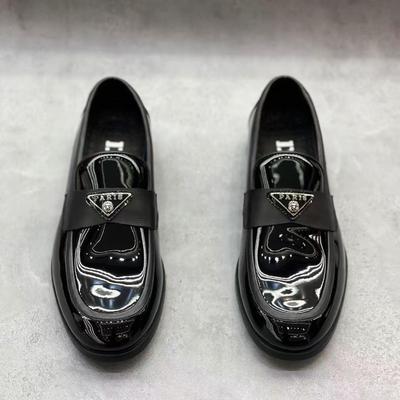 Scarpe da uomo 2025 nuove scarpe in pelle verniciata scarpe da uomo primavera esplosione pelle casual scarpe in pelle scarpe Doudou uomo pigro