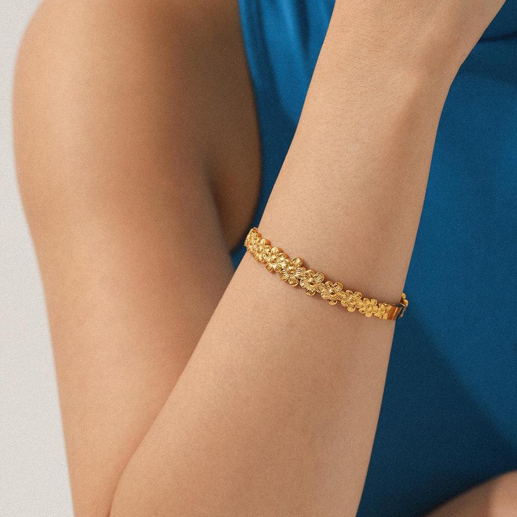 European and American Flower Patchwork 18k Gold Stainless Steel Bangle - Elegant Light Luxury Bracelet for Women