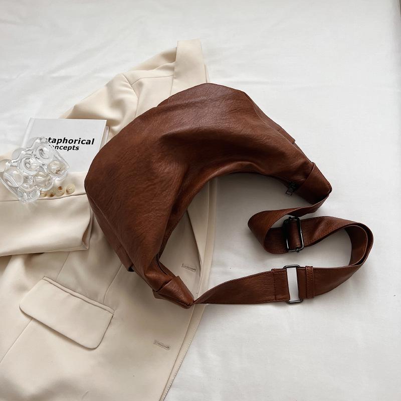 

Вместительная плечевая сумка-тоут женская 2025 новая корейская версия трендовая модная универсальная повседневная сумка-пельмень для поездок на работу партия коричневый