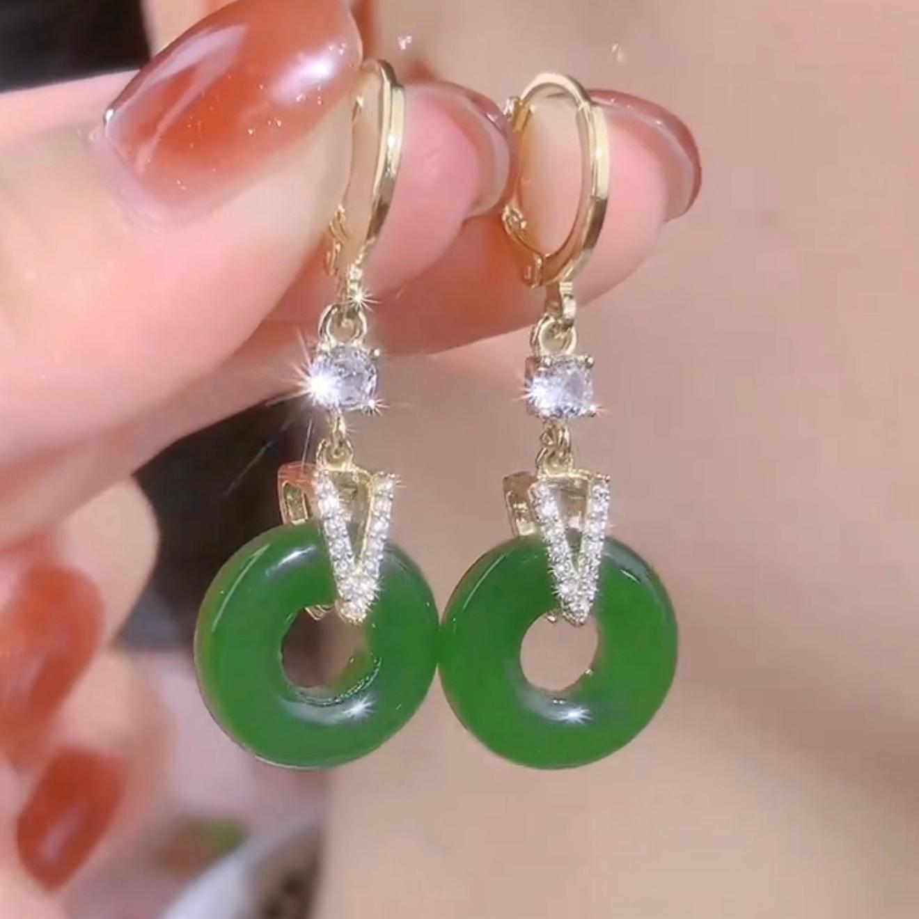 «Элегантные золотые французские серьги»: Мерцающая бриллиантовая мода осень/зима