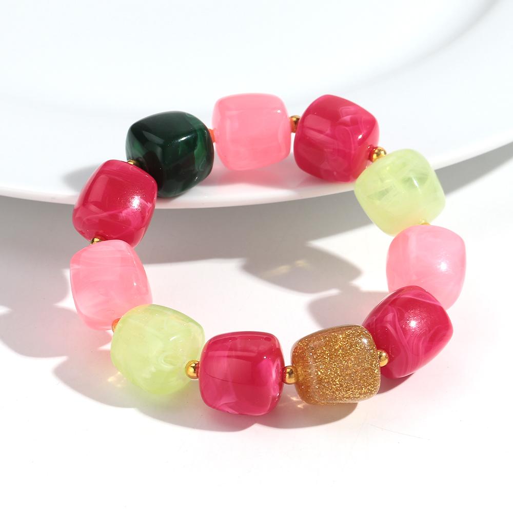 Neues mehrfarbiges geometrisches Acryl-Perlenarmband für Damen Trendiges unregelmäßiges quadratisches Harz-Elastikarmband Handgemachter Schmuck Geschenk