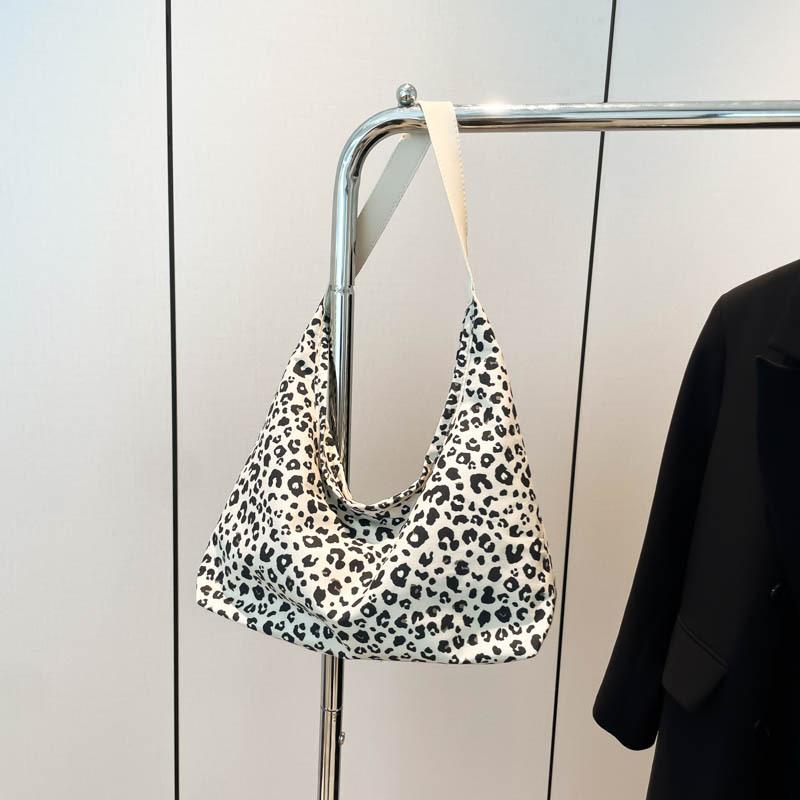 

Niche modern leopard print color messenger bag shoulder canvas bag female student versatile single room cloth 33*33*9cm белый