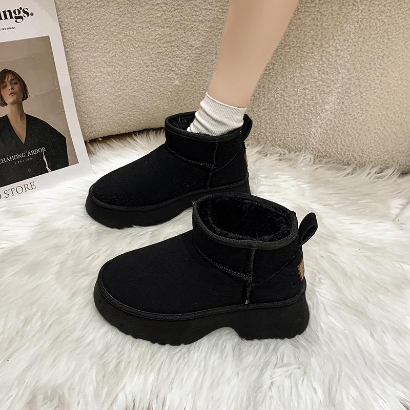 

Fur integrated warm thick-soled snow boots women s winter piled and thickened 2024 new one-pedal Northeast cotton shoes 35 чёрный