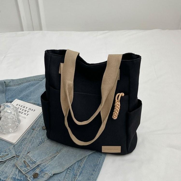 Nuova Borsa Tote in Nylon Elegante e di Grande Capacità 2024 per Donne Perfetta per l'Uso Quotidiano