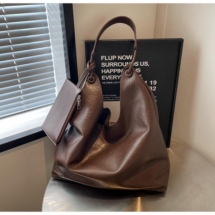 2024 Retro High-End Women's Tote: Fashionable, Simple, Large Capacity Shoulder Bag for Work and Commute