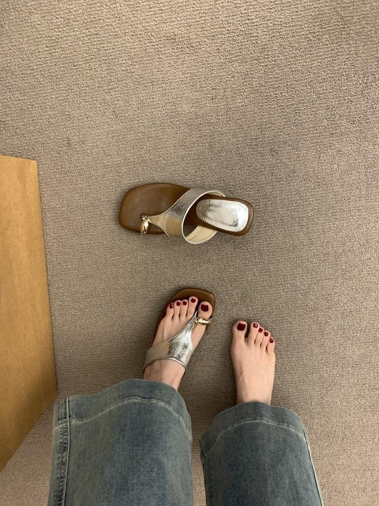 

French niche toe cool slippers women s summer wear 2025 new versatile leopard print thick heel square head silver sandals 42