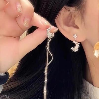 Boucles d'oreilles à pampilles étoile et lune Boucles d'oreilles niche luxe léger Boucles d'oreilles design unique asymétrique