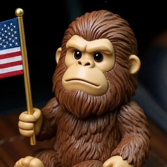 Vlastenecká figurka Big Foot Malá pryskyřičná figurka Big Foot držící americkou vlajku Soška Sasquatche Ozdoba na palubní desku auta Dekorace na stůl