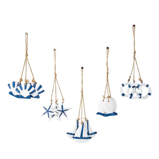 Rustikale Wanddekoration aus Holz im Küstenstil mit maritimen Strandmotiven, hängendem Ornament aus Juteseil, Seesternen, Meeresfischen und Segelboot – die perfekte Wanddekoration für Ihr Zimmer.