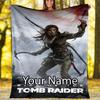 Pătură Imprimată Personalizată cu Nume - Tematică Tomb Raider - Perfectă pentru Canapea, Pat, Călătorii și Utilizare în Aer Liber | Lavabilă la Mașină, Confortabilă și Durabilă.