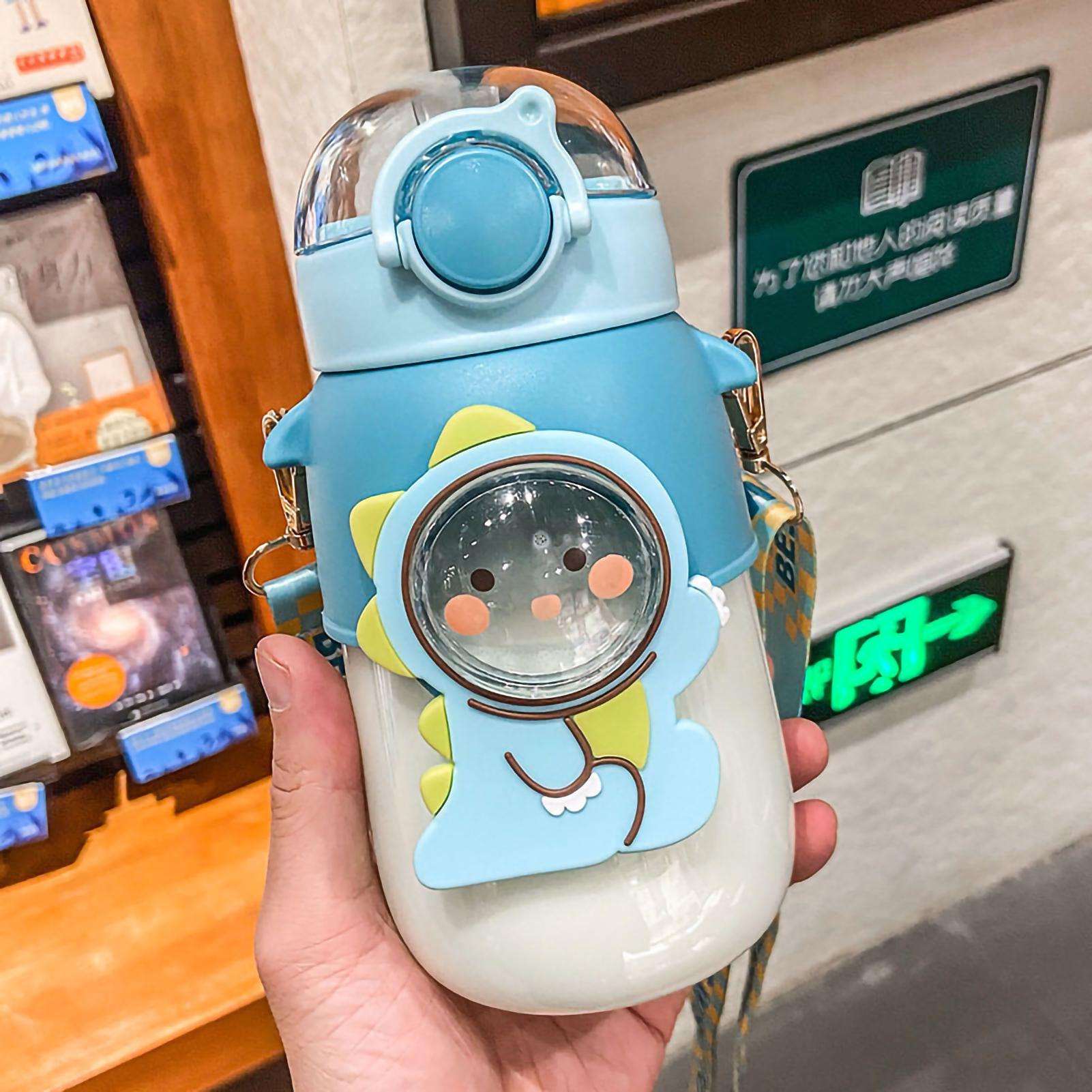 

Мягкая соломинка Поильник Портативный Пластиковый Поильник Мультяшный Рисунок Бутылка для Воды с Ремешком Розовый зелёный