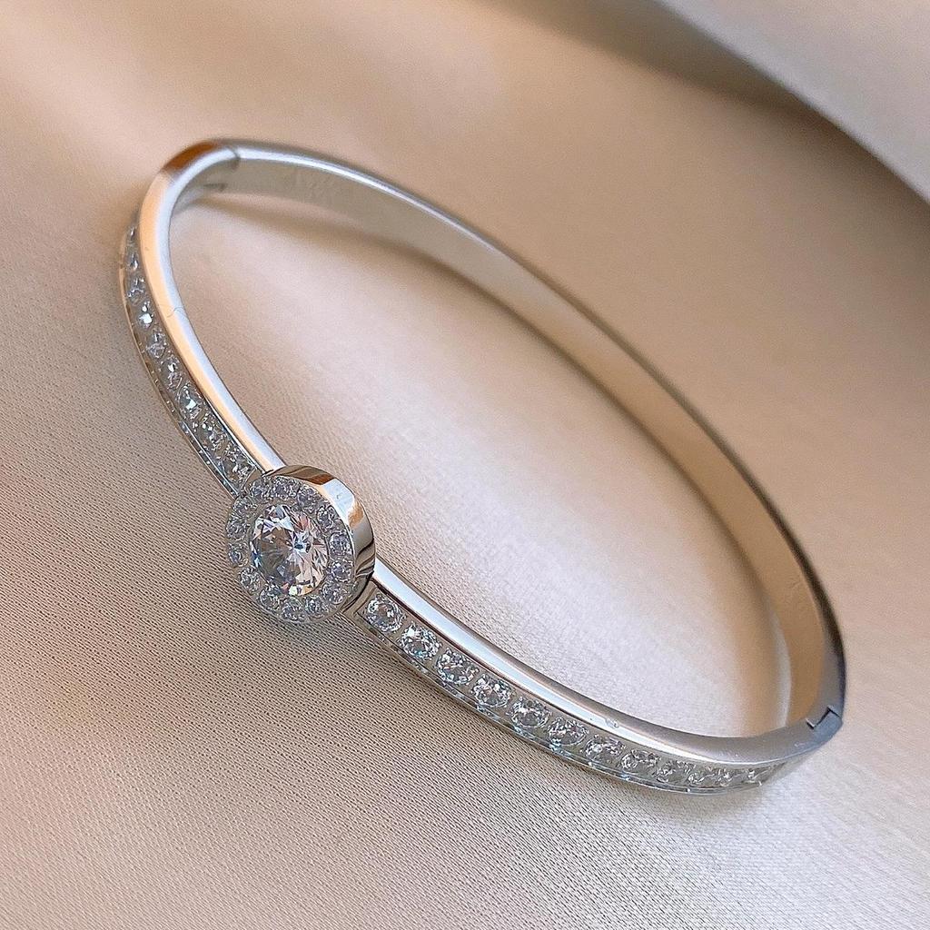 Stainless Steel Zircon Round Buckle Bangle: Luxury Fashion Bracelet for Versatile Wear.