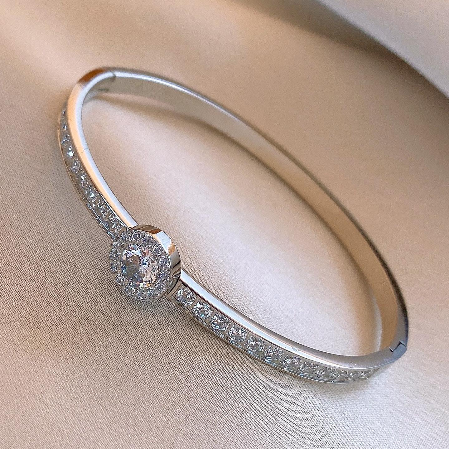 

Stainless Steel Zircon Round Buckle Bangle: Luxury Fashion Bracelet for Versatile Wear.