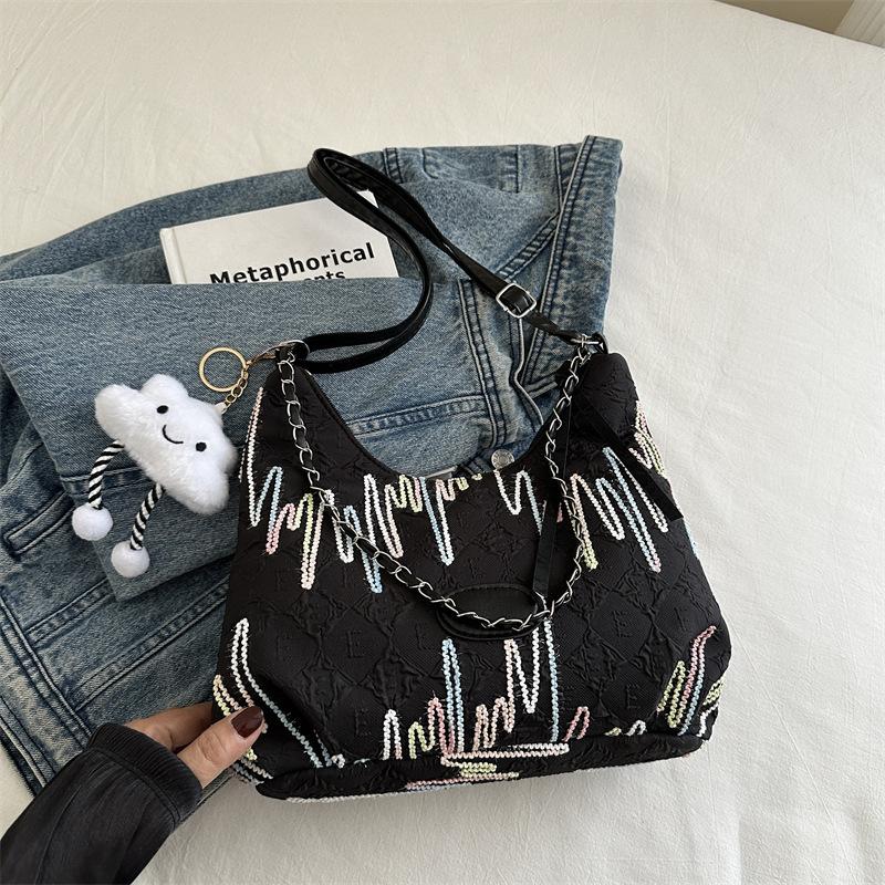 

Простая женская сумка 2024 года, новая повседневная и красивая сумка-мессенджер, простая вместительная сумка через плечо для поездок на работу и обратно Without pendant чёрный