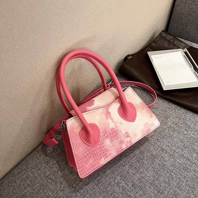 

Нишевый дизайн сумка с крокодиловым узором женская летняя новая универсальная маленькая квадратная сумка мини сумка через плечо розы красного