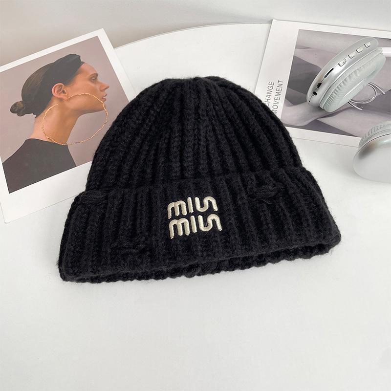 The Large Head Girdle Warm Ear Protecting Knitted Cap Is Fashionable and Versatile Making Your Face Look Good. The Small Woolen Cap Keeps You Warm