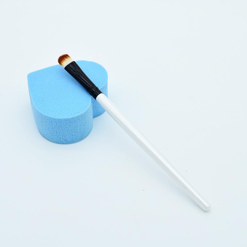 Minaki Long Wooden Handle Eyeshadow Brush for Beginners