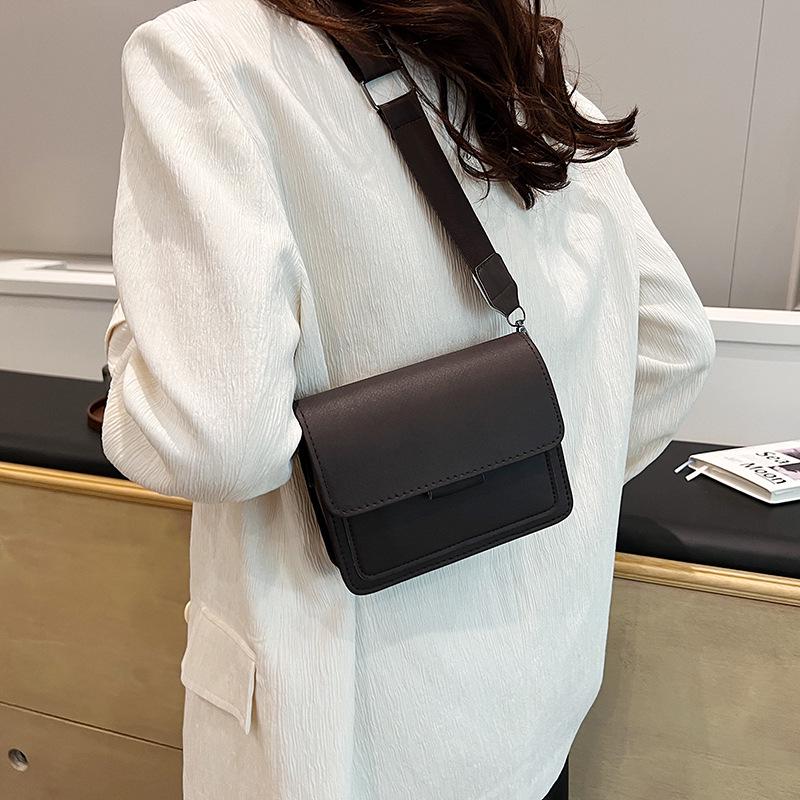 Korean Style Retro Women's Shoulder Bag 2024: Trendy, Textured, Simple Small Square Crossbody