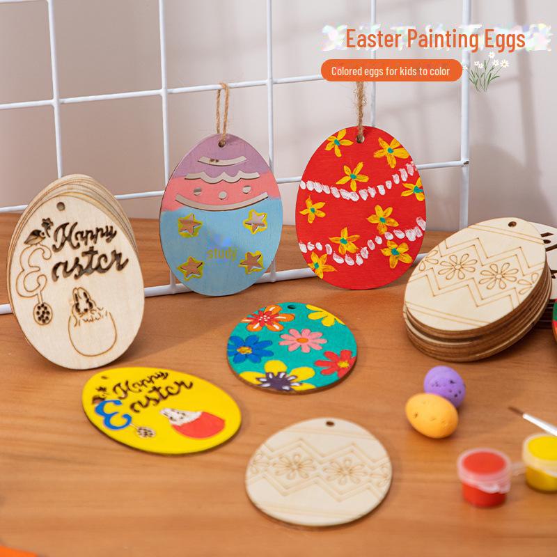 Handbemalte Ostereier-Anhänger aus Holz zur Kindergartendekoration.