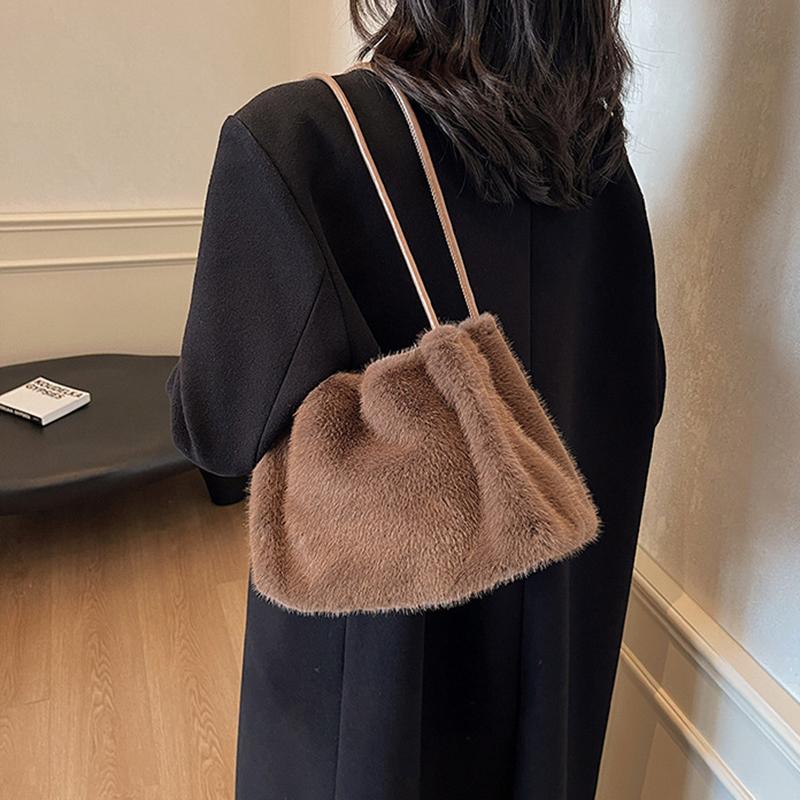 New Plush Bucket Bag for Autumn and Winter, Women's High-end Texture Niche Design Commuter Handbag