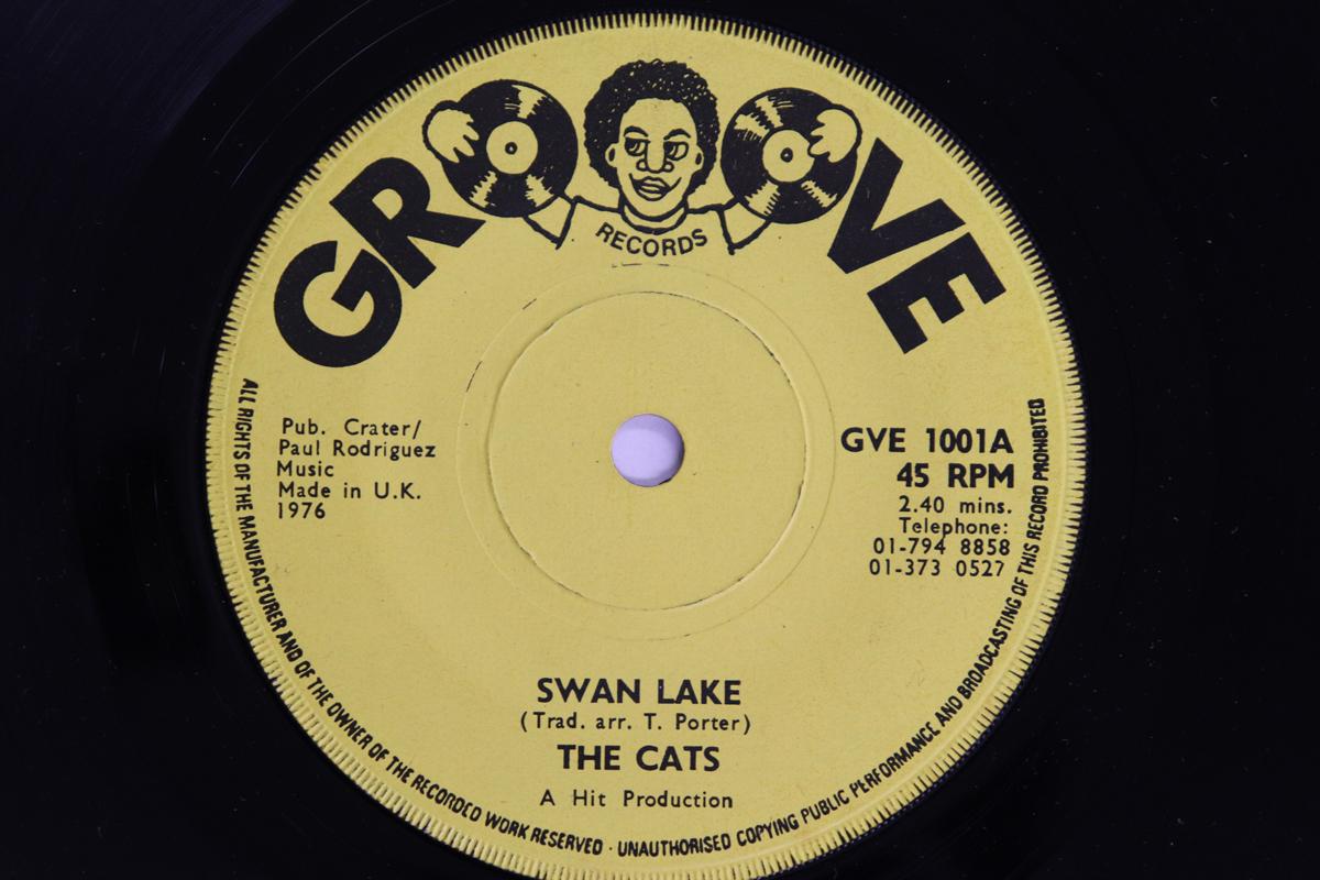 

7-дюймовая пластинка CATS - Лебединое озеро GVE1001 GROOVE RECORDS 1976 UK Регги, Ска и Даб Б/У
