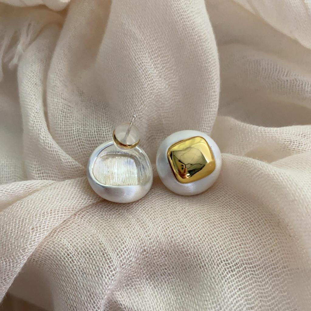 White Round, Simple And Generous, High-End Square Earrings, Minimalist And Versatile, Niche Design Temperament Stud Earrings