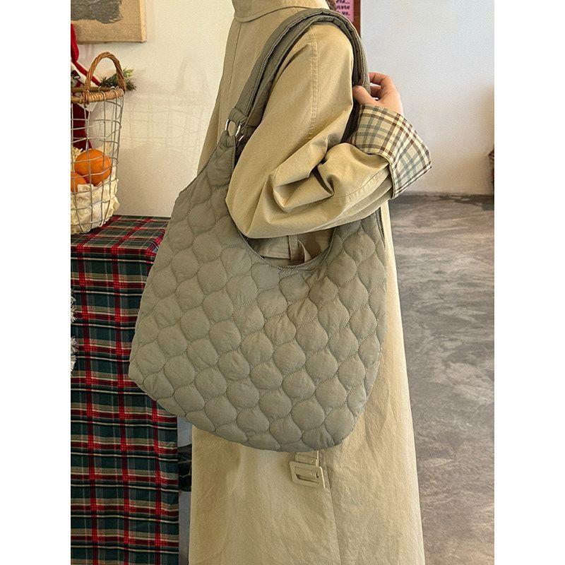 Tragetasche - Große Einzelschultertasche für den Freizeitgebrauch, mit einer elastischen Öffnung an der Seite für einfachen Zugriff.