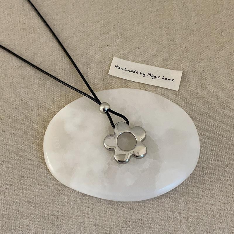 Collier Élégant avec Pendentif Fleur en Résine et Longue Chaîne, Chaîne Corde Ajustable, Chaîne Pull, Pendentif Charme Fait Main, Collier Décontracté