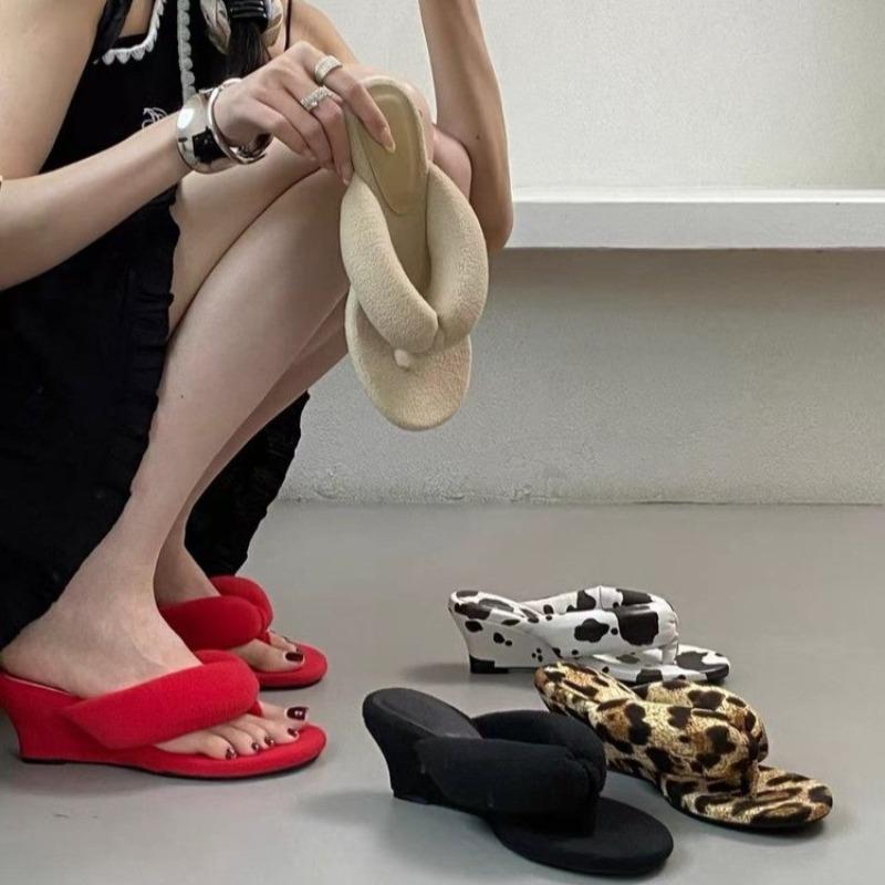 Fashion Niche Retro Leopard Bread Toe Wedge Slippers Women's 2025 Casual Flip Flops Cool Mops