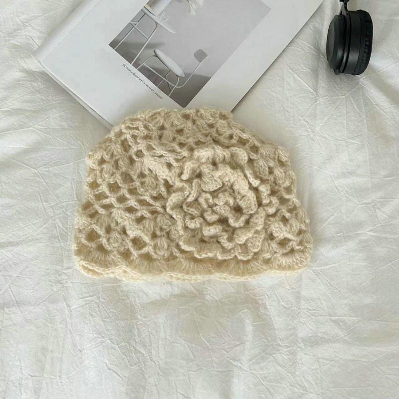 

Женская вязаная крючком шапка-бини с отворотом 2024 - Легкая ажурная ретро-шапка для весны и осени грязно-белый