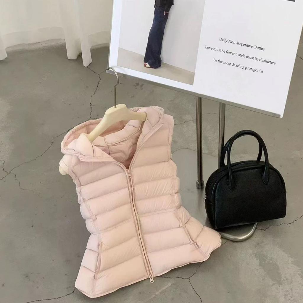 Colete de penas com capuz novo para outono e inverno, feminino, curto, cintura fina, colete leve, casaco exterior quente