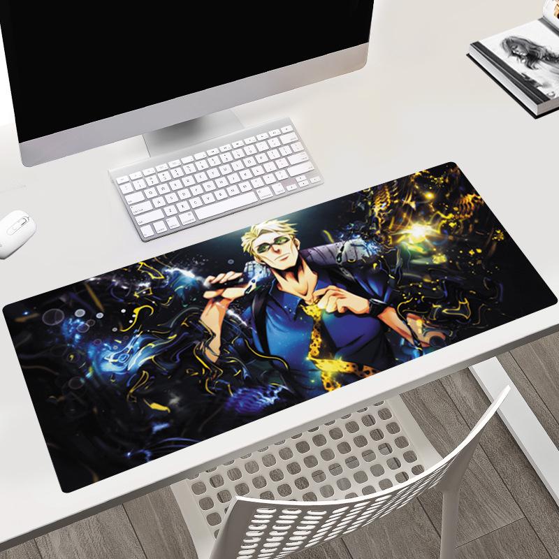 Tapis de bureau Jujutsu Kaisen 40x90x0.3CM avec les personnages Gojo, Yuji et Megumi.