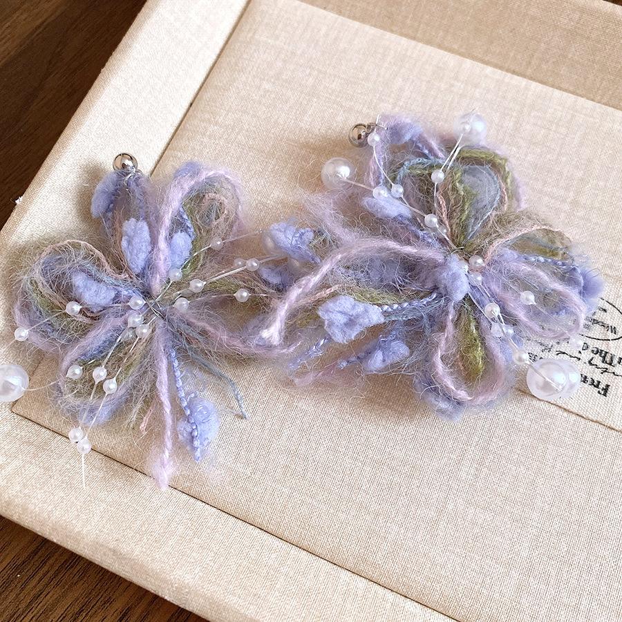 

Silver needle wool flower pearl stud earrings niche sweet atmosphere versatile earrings design niche earrings