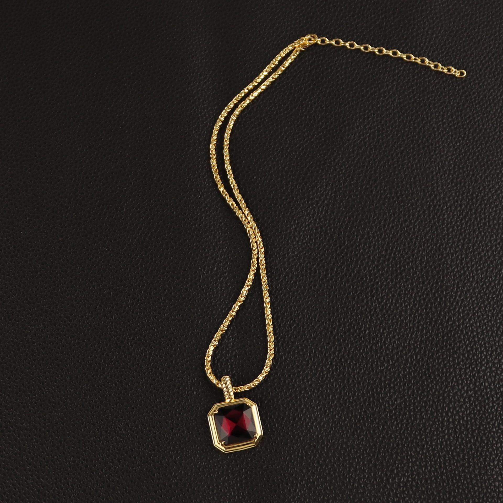 

Аксессуары Светлое ретро роскошное фиолетовое колье Premium Sense Аксессуары Ожерелье Niche Design Sense темно-фиолетового