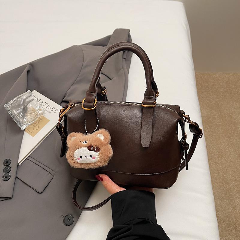 

Нишевый дизайн простая ретро наплечная портативная сумка для поездок женская 2025 осень и зима новая модная однотонная сумка-подушка no pendant темно-коричневого