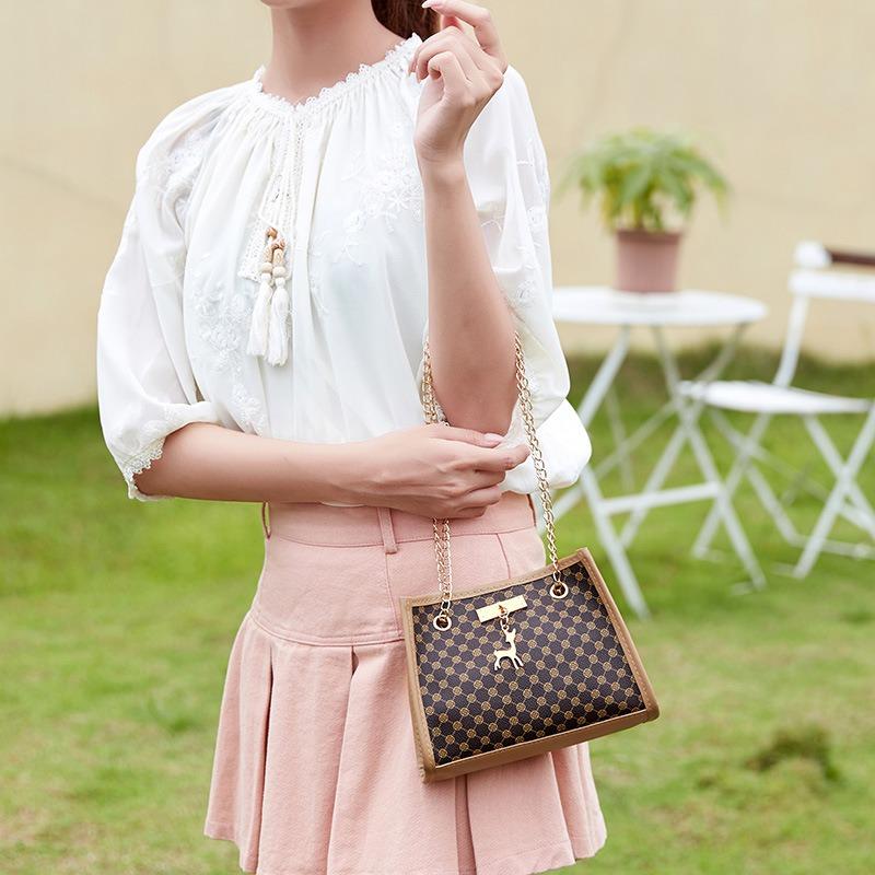 Deer pendant decorative chain messenger bag fashionable and casual new diamond embroidered women's shoulder bucket bag