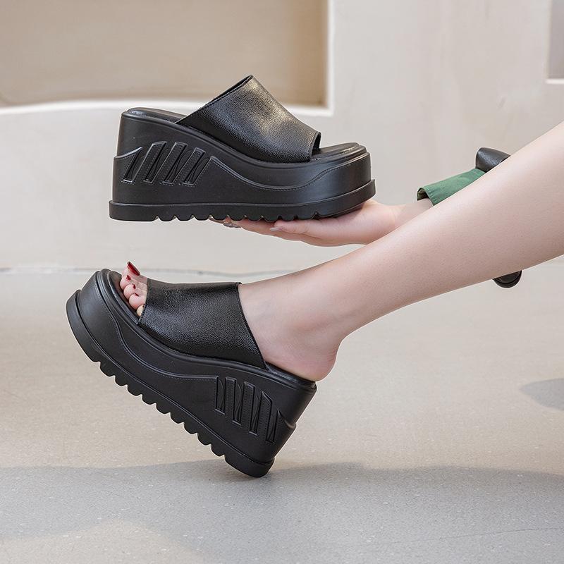 Thick-soled women's cool slippers 2025 new summer simple solid color open-toed beach slippers trendy