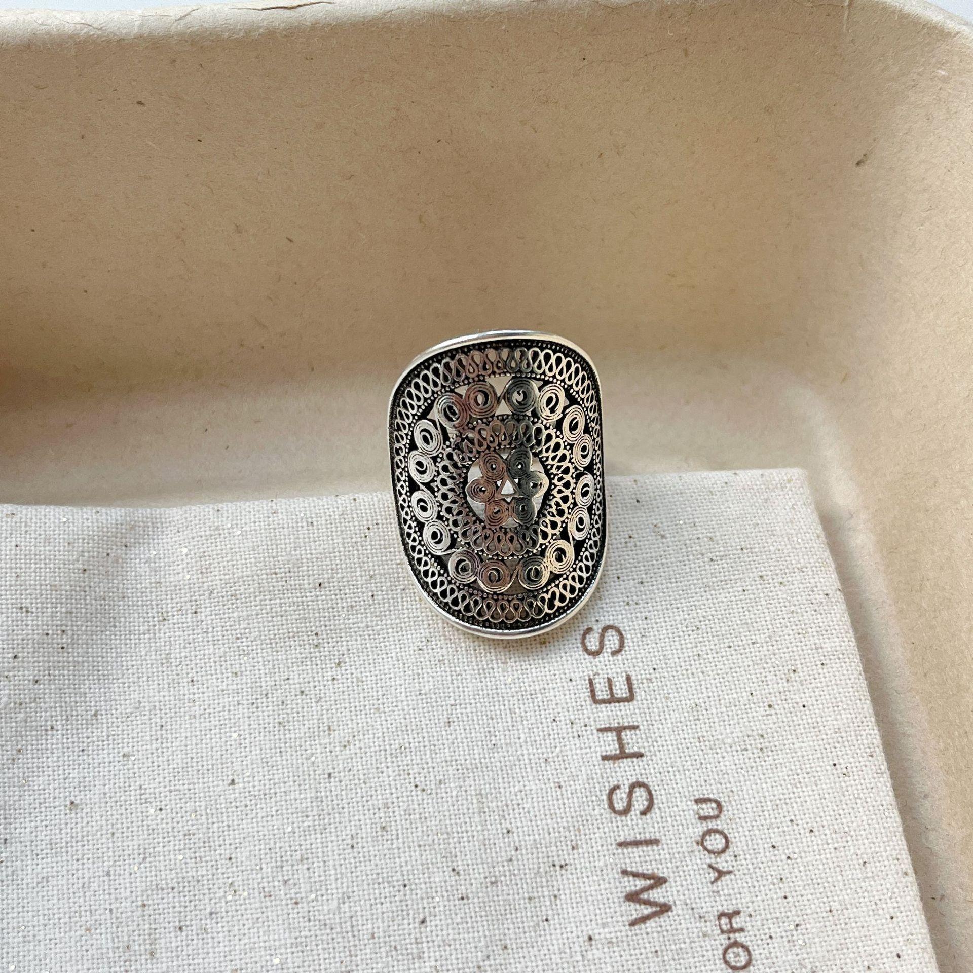 Retro hollow pattern ring, women s new light luxury high-end ethnic style, versatile fashion personality, open index finger ring