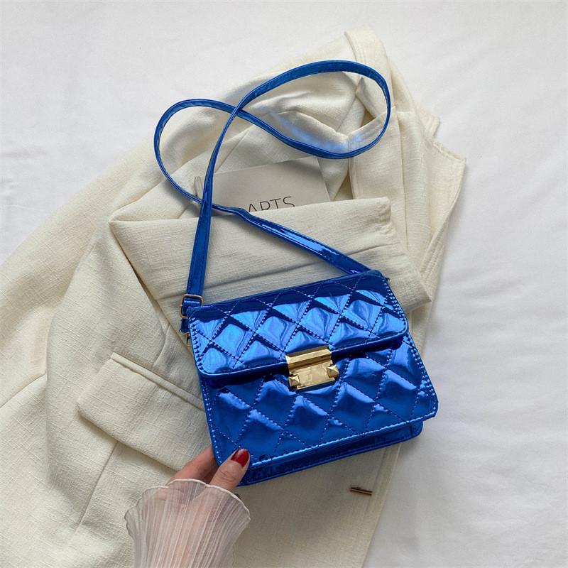 Fashionable Medium Sized Women s Square Shoulder Bag With Lock Closure For Daily Use синий